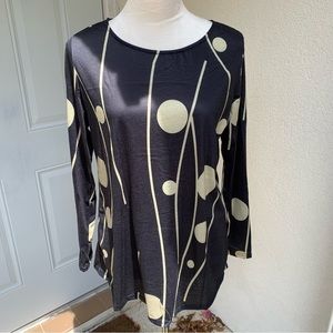STYLEWE. Ladies top w/geo print. Gold lines and solid circles. Size M.